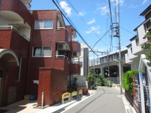 閑静な住宅街に立地